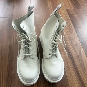 1460 Pascal Women’s mono lace up boots, all white